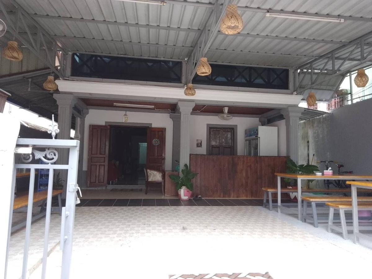 Funny Backpacker Hostel Луангпхабанг Экстерьер фото